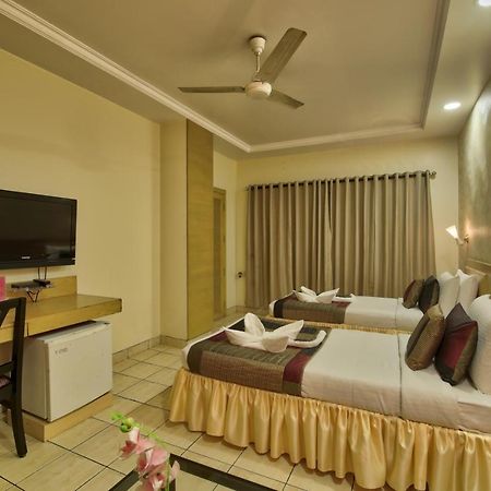 Vishwaratna Hotel Guwahati Exteriör bild