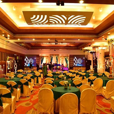 Vishwaratna Hotel Guwahati Exteriör bild