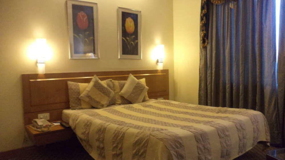 Vishwaratna Hotel Guwahati Exteriör bild