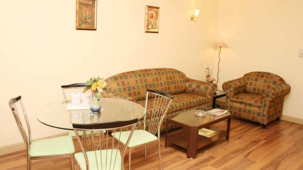Vishwaratna Hotel Guwahati Exteriör bild