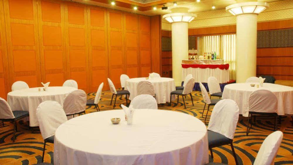 Vishwaratna Hotel Guwahati Exteriör bild