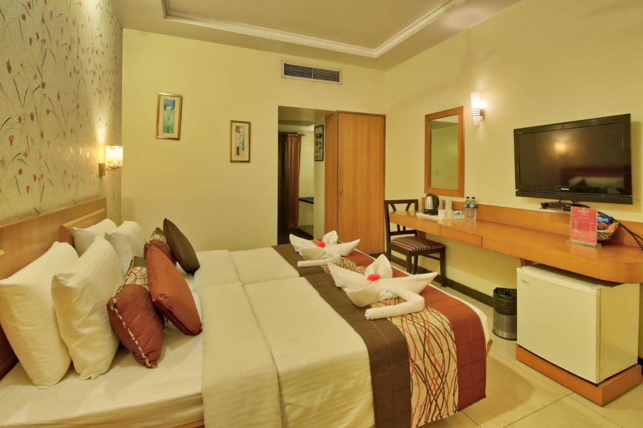 Vishwaratna Hotel Guwahati Exteriör bild
