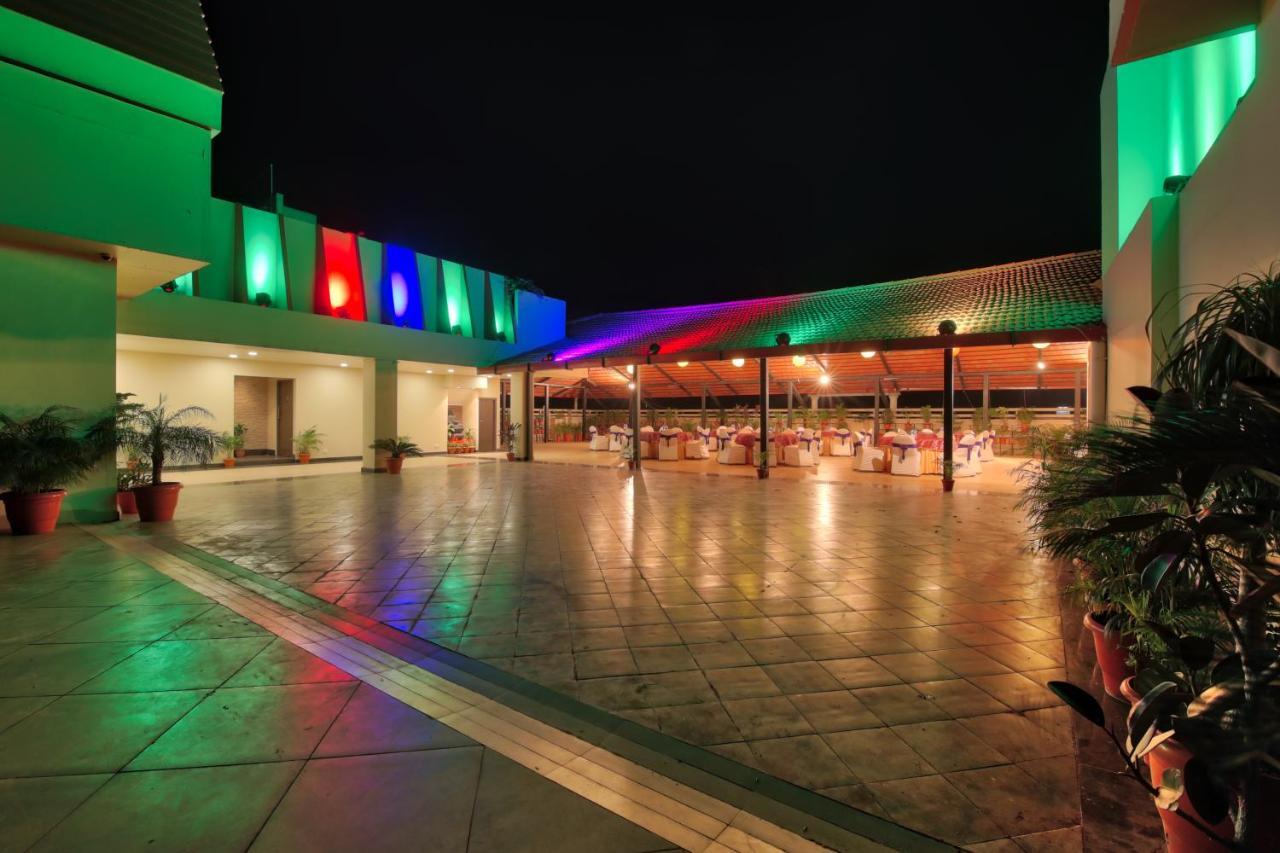 Vishwaratna Hotel Guwahati Exteriör bild