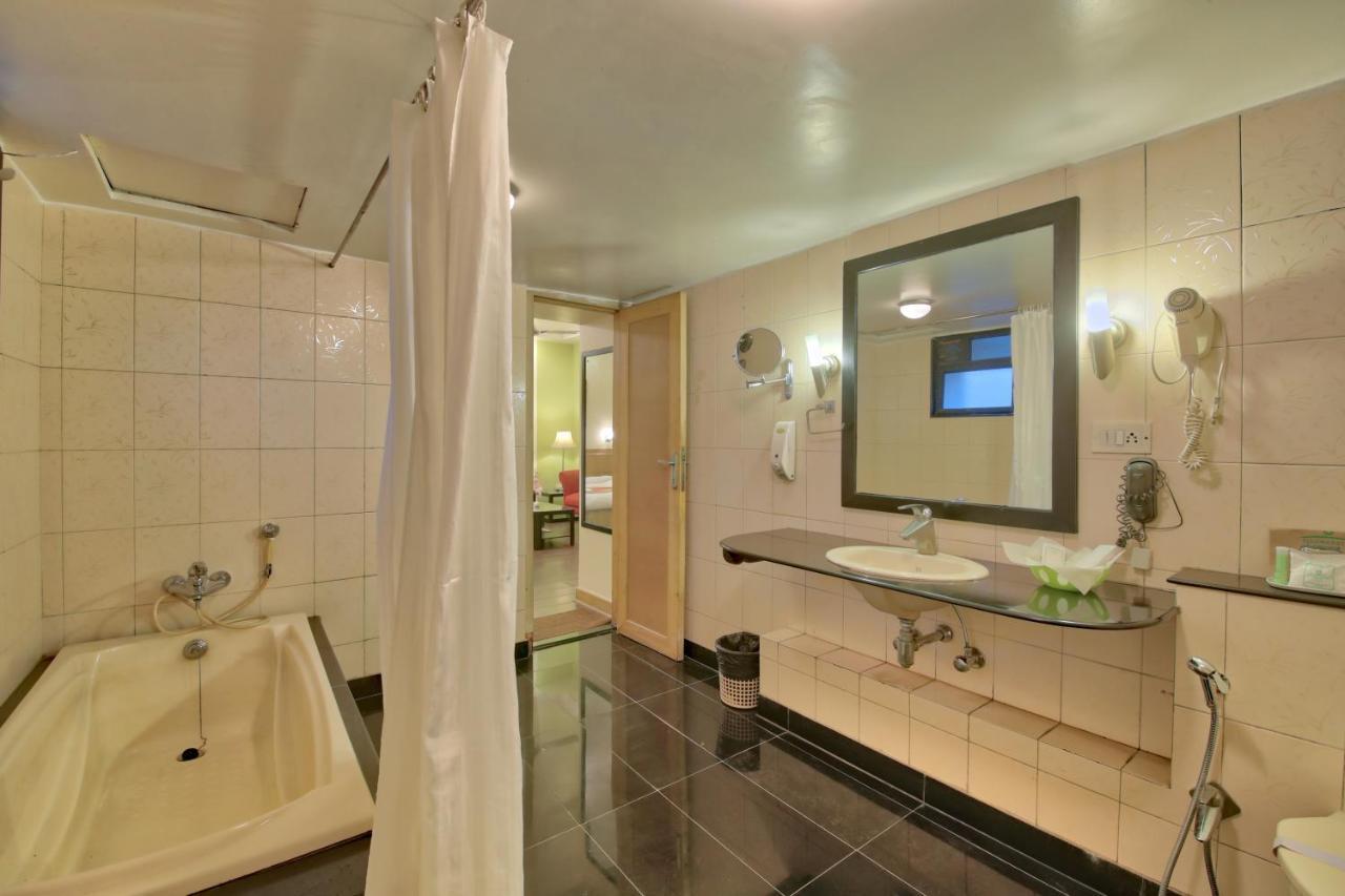 Vishwaratna Hotel Guwahati Exteriör bild